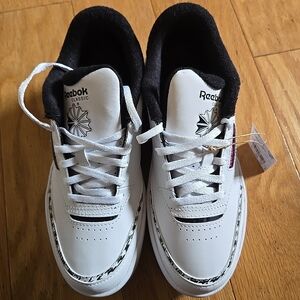 NWT Reebok girls size 5 Sneakers - White with Black Accents Pink letters